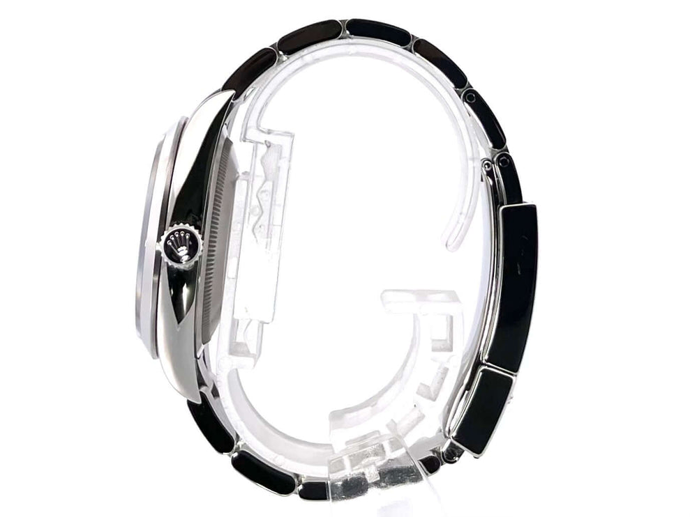 Rolex Explorer 36 Edelstahl 124270, Seitenansicht des polierten und satinierten Edelstahlgehäuses und des Oyster-Armbands mit Faltschließe