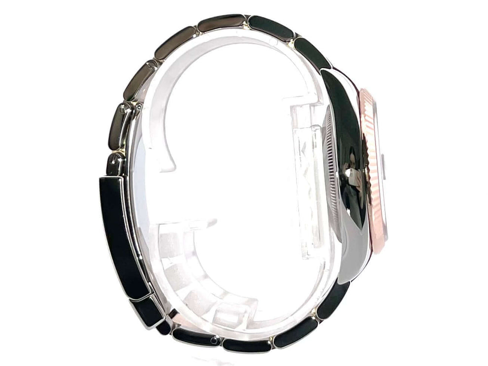 Seitenansicht der Rolex Datejust 36 Oystersteel/Everose-Gold 126231 mit schwarzem Diamantzifferblatt und Oyster-Armband, 36 mm Gehäuse.