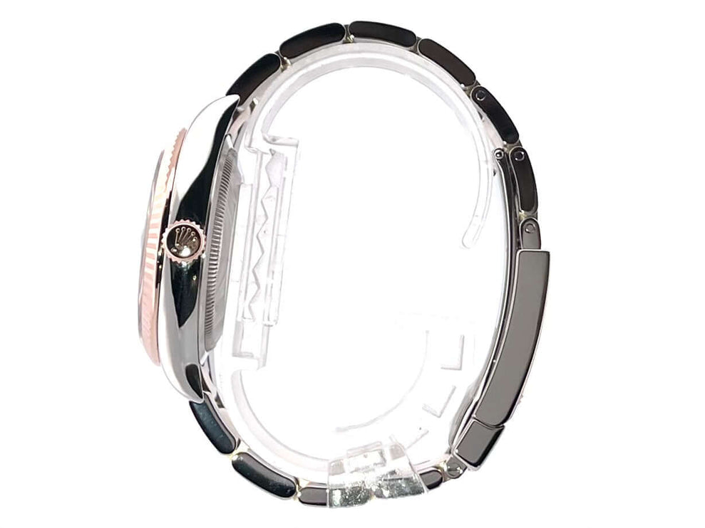 Seitenansicht der Rolex Datejust 36 Oystersteel Everose-Gold 126231 Schwarz Diamant, Edelstahl/Everose-Gold Gehäuse und Armband.