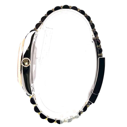 Seitlicher Blick auf Rolex Datejust 36 Oystersteel - Gelbgold 126233 mit Jubile-Band und poliertem Edelstahlgehäuse.