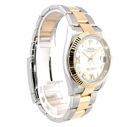 Rolex Datejust 36 Oystersteel Gelbgold 126233 mit silberfarbenem Zifferblatt, römischen Zahlen und Diamanten auf VI und IX.