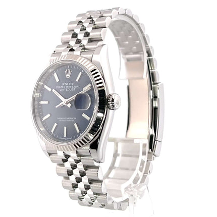 Rolex Datejust 36 Oystersteel Weißgold 126234 mit blauem Zifferblatt und Jubile-Edelstahlband aus 2021.