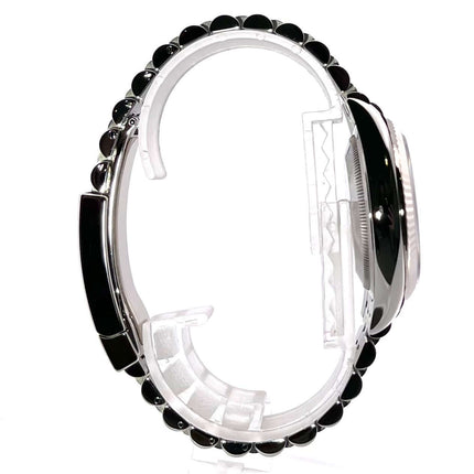 Seitliche Ansicht der Rolex Datejust 36 mit Jubile-Edelstahlband und Faltschließe, Gehäuse aus poliertem und satiniertem Oystersteel.