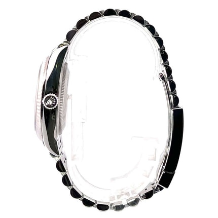 Seitenansicht Rolex Datejust 36 Oystersteel Weißgold 126234 Perlmutt Diamant Jubile-Band, Edelstahlgehäuse und schwarzer Hinweisbutton.