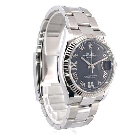 Rolex Datejust 36 Oystersteel Weißgold 126234, auberginefarbenes Zifferblatt, römische Ziffern mit Diamanten, seitliche Ansicht der Uhr.