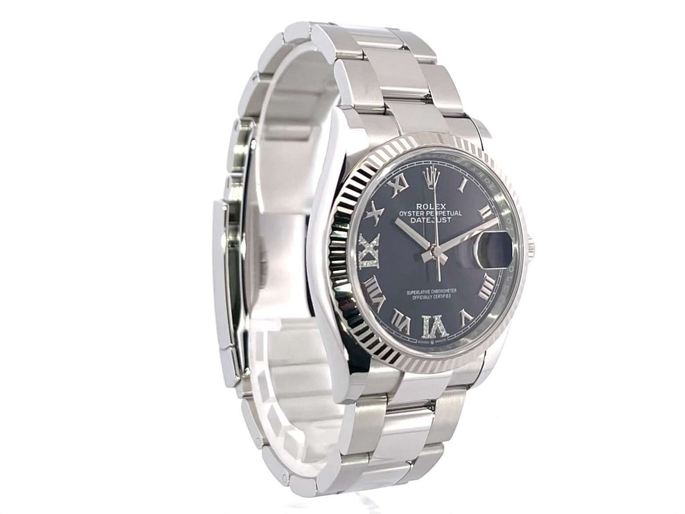 Rolex Datejust 36 Oystersteel Weißgold 126234, auberginefarbenes Zifferblatt, römische Ziffern mit Diamanten, seitliche Ansicht der Uhr.