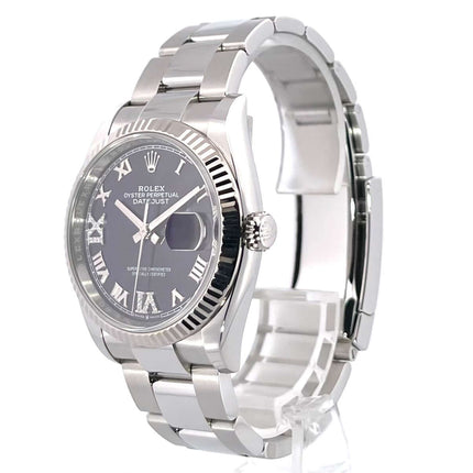 Rolex Datejust 36 Oystersteel Weißgold Uhr mit auberginefarbenem Zifferblatt und römischen Zahlen, Modell 126234, seitlich.