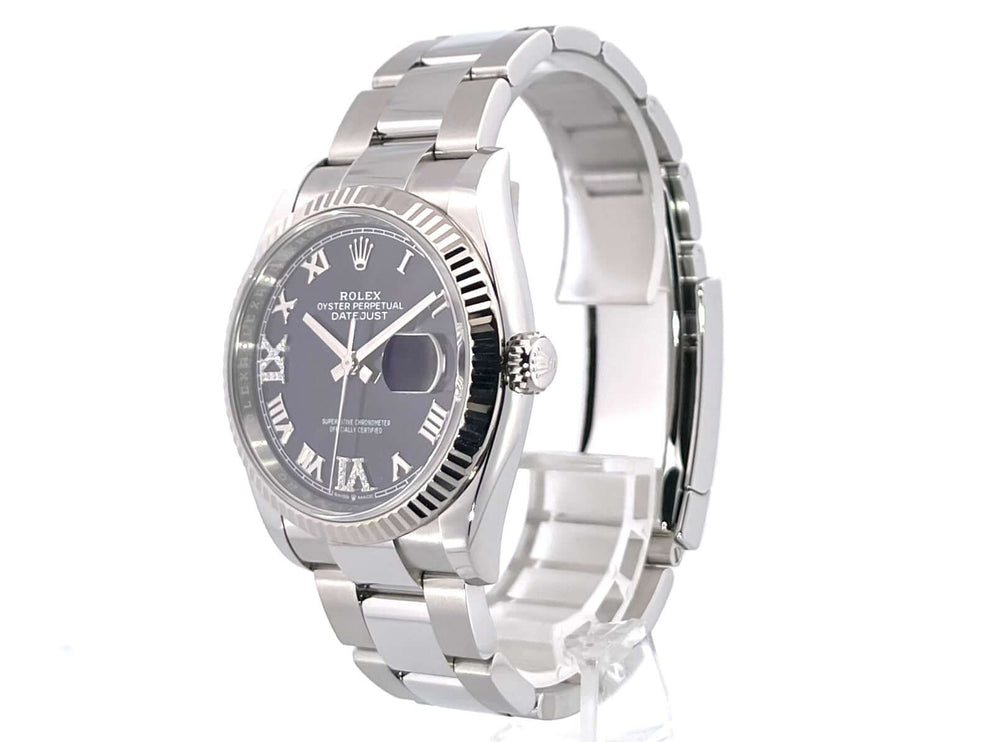 Rolex Datejust 36 Oystersteel Weißgold Uhr mit auberginefarbenem Zifferblatt und römischen Zahlen, Modell 126234, seitlich.