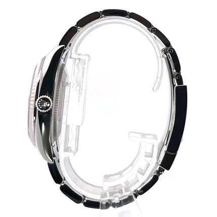 Seitenansicht des Rolex Datejust 36 Oystersteel Weißgold 126234 mit poliertem Edelstahlgehäuse und schwarzem Armband