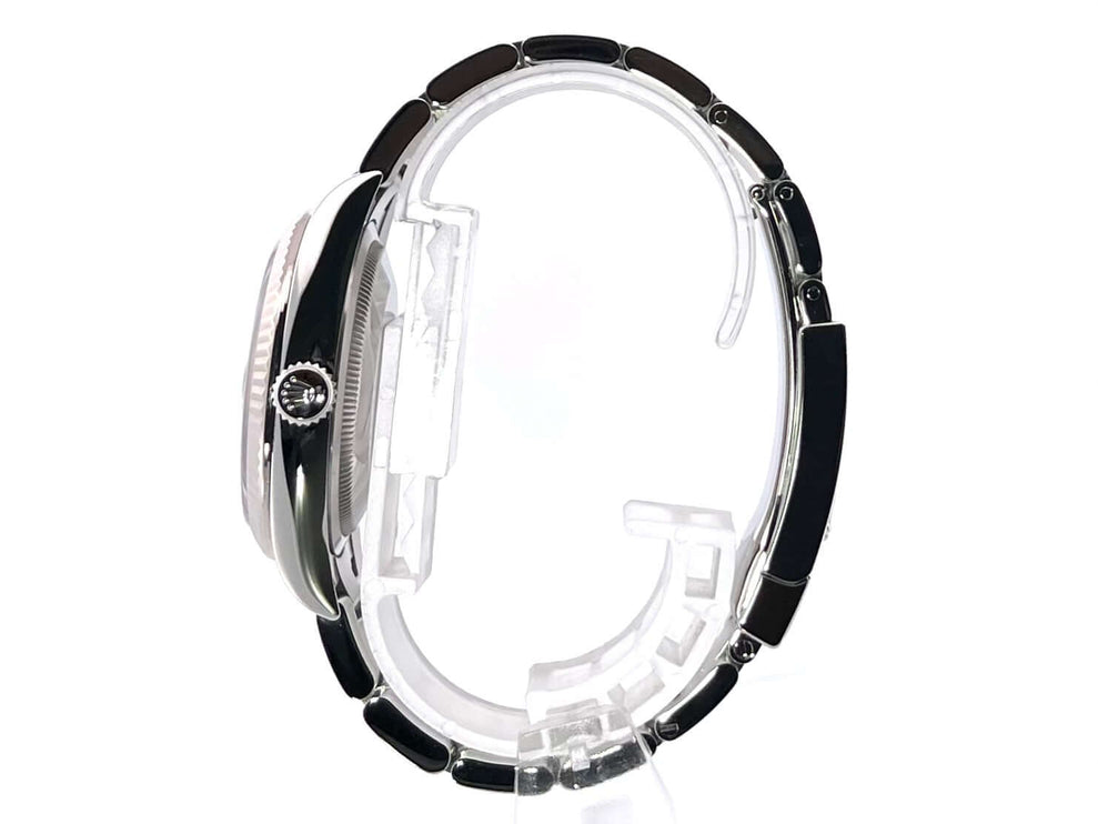 Seitenansicht des Rolex Datejust 36 Oystersteel Weißgold 126234 mit poliertem Edelstahlgehäuse und schwarzem Armband