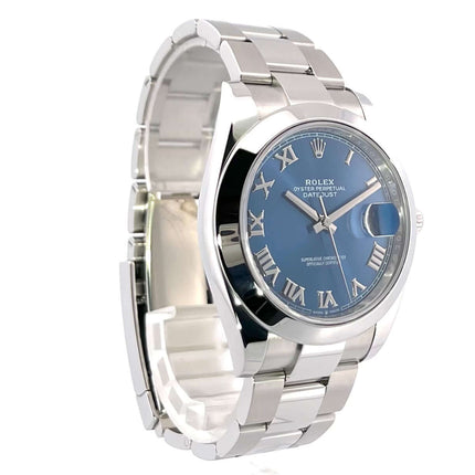 Rolex Datejust 41 Oystersteel 126300 mit blauem Zifferblatt und römischen Ziffern, Edelstahlgehäuse und -band, seitliche Ansicht.