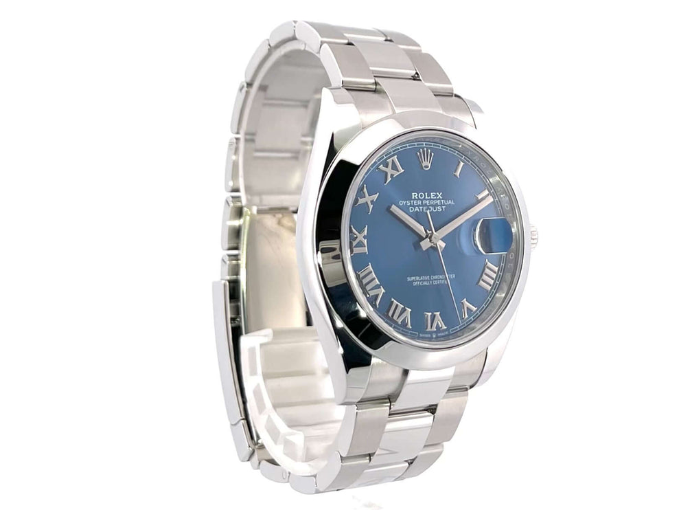 Rolex Datejust 41 Oystersteel 126300 mit blauem Zifferblatt und römischen Ziffern, Edelstahlgehäuse und -band, seitliche Ansicht.