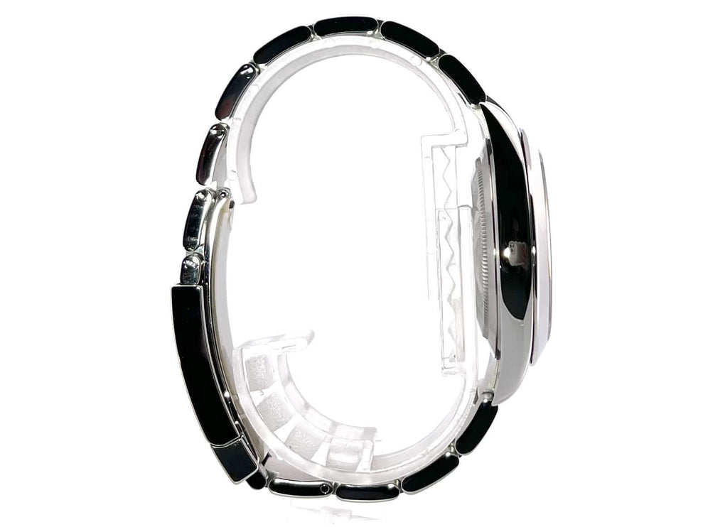 Seitenansicht einer Rolex Datejust 41 Oystersteel 126300 mit poliertem und satiniertem Edelstahlarmband.