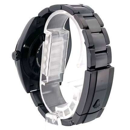 Rückansicht der Rolex Datejust 41 Oystersteel 126300 mit schwarzem Oysterband und Faltschließe, seitlich gezeigt.