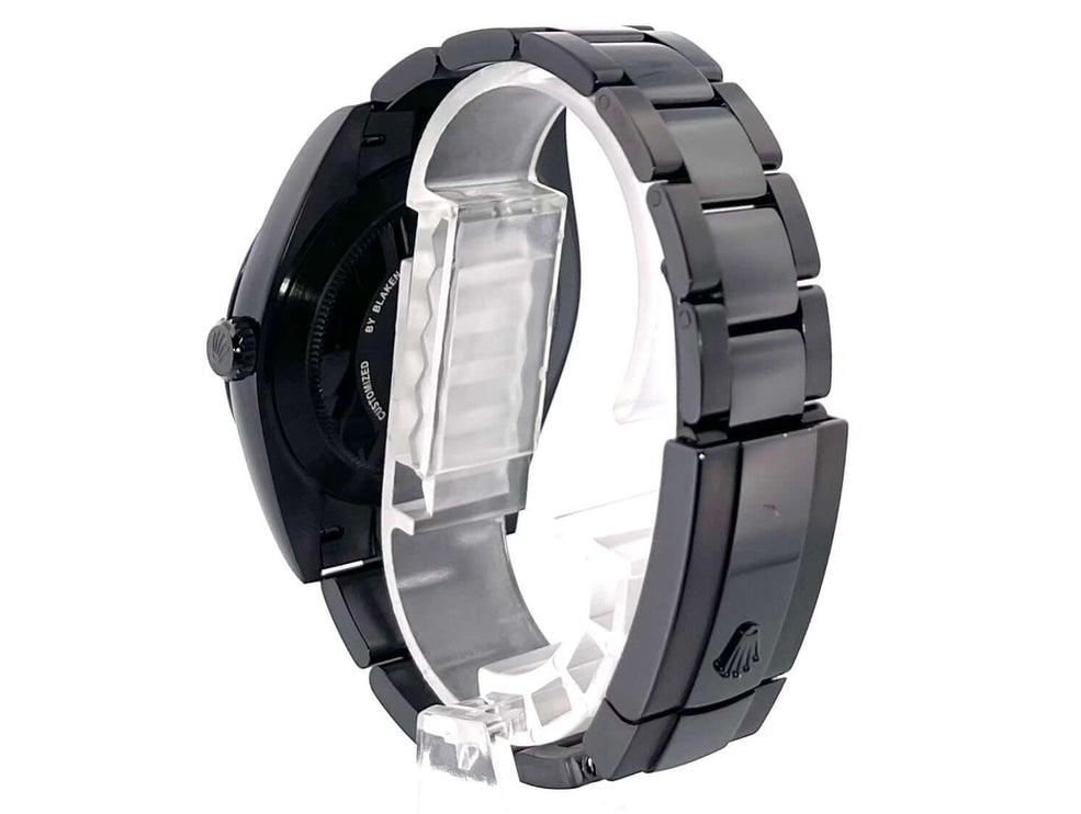 Rückansicht der Rolex Datejust 41 Oystersteel 126300 mit schwarzem Oysterband und Faltschließe, seitlich gezeigt.