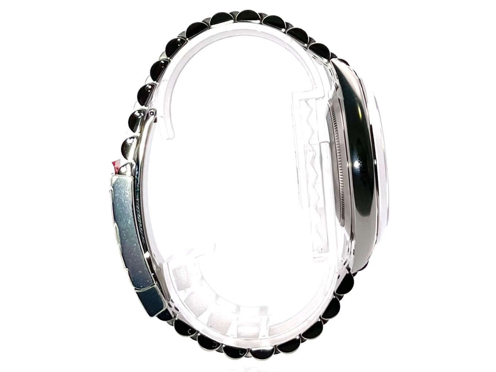 Seitenansicht der Rolex Datejust 41 Ref. 126300 in Oystersteel mit Jubile-Band aus poliertem und satiniertem Edelstahl, blaues Zifferblatt.