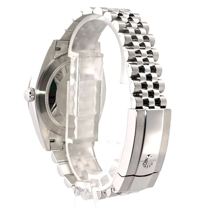 Rückansicht des Rolex Datejust 41 Edelstahl 126300 mit poliertem Edelstahlgehäuse und Jubile-Armband aus Edelstahl mit Faltschließe.