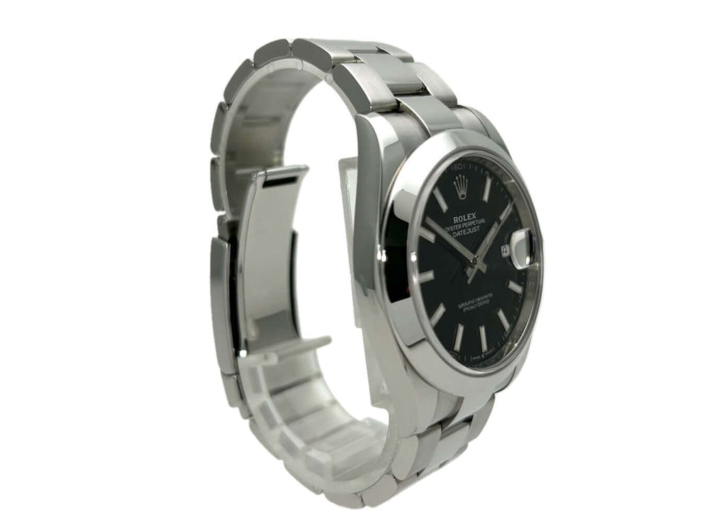 Rolex Datejust 41 Edelstahl 126300 Schwarz 2018 mit Oyster-Band und poliertem Edelstahl Gehäuse, schwarzes Zifferblatt und Leuchtindizes.
