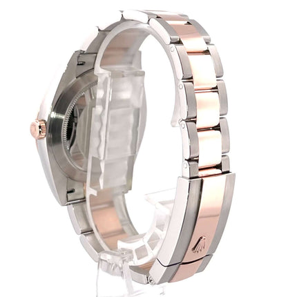 Rückansicht des Rolex Datejust 41 Edelstahl Everose-Gold 126301 Choco mit Edelstahl/Everose-Gold Oyster-Armband.