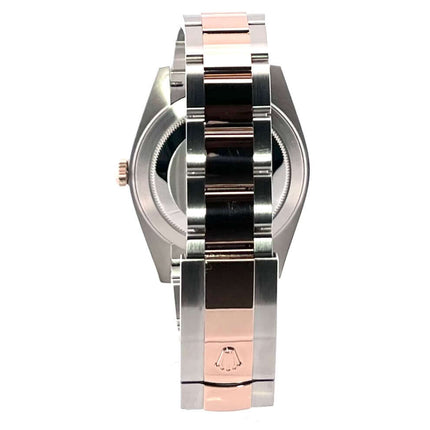 Rückseite des Rolex Datejust 41 Edelstahl Everose-Gold 126301 Choco mit polierter und satinierter Edelstahl-Everose-Gold-Armband und Faltschließe