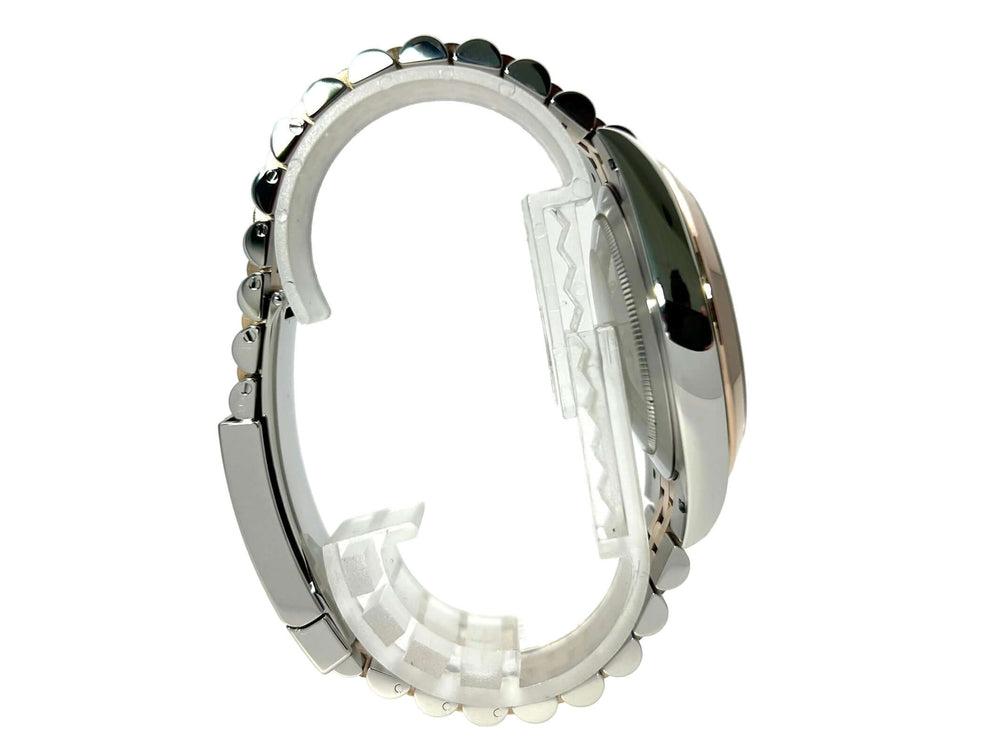 Rückseite Rolex Datejust 41 Edelstahl Everose-Gold 126301 mit Schokoladenfarbenem Zifferblatt und Jubile-Band.