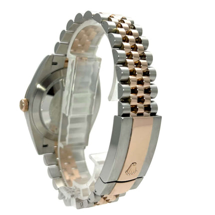 Rückansicht der Rolex Datejust 41 Edelstahl Everose-Gold 126301 mit Jubile-Band in Edelstahl und Everose-Gold.