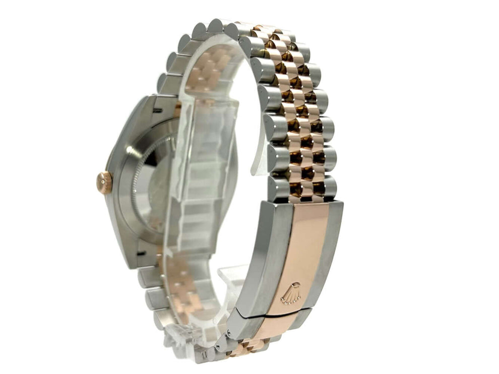 Rückansicht der Rolex Datejust 41 Edelstahl Everose-Gold 126301 mit Jubile-Band in Edelstahl und Everose-Gold.