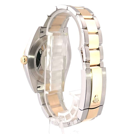 Rückseite der Rolex Datejust 41 Edelstahl Gelbgold 126303 mit Oyster Armband und Faltschließe.