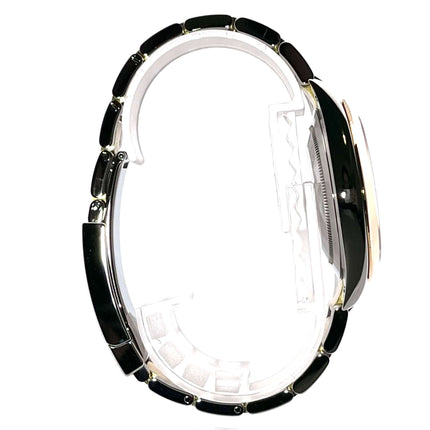 Seitenansicht der Rolex Datejust 41 Edelstahl Gelbgold mit schwarzem Armband und Faltschließe.