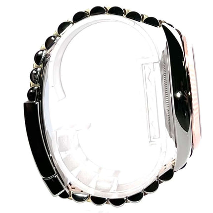 Seitenansicht der Rolex Datejust 41 Edelstahl Everose-Gold 126331 mit Jubilé-Band und Schokoladenfarbenem Diamantzifferblatt.