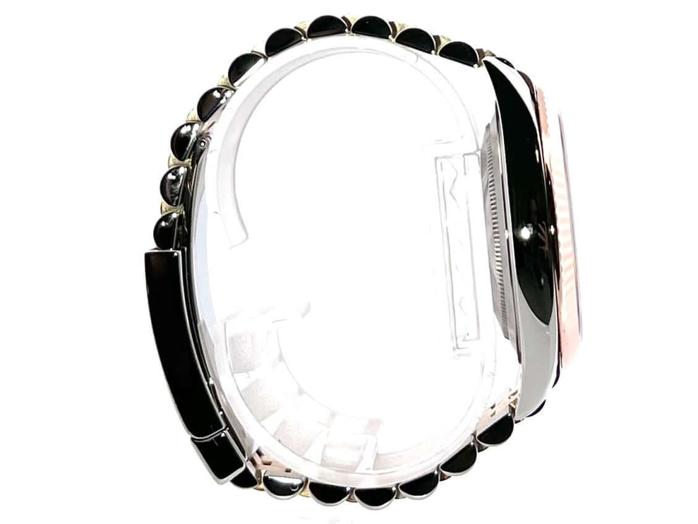 Seitenansicht der Rolex Datejust 41 Edelstahl Everose-Gold 126331 mit Jubilé-Band und Schokoladenfarbenem Diamantzifferblatt.