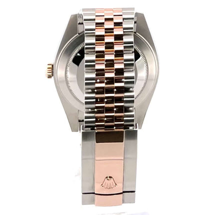 Rückansicht der Rolex Datejust 41 Edelstahl Everose-Gold mit Jubile-Armband, poliertes und satiniertes 18 kt Roségold, Modell 126331.