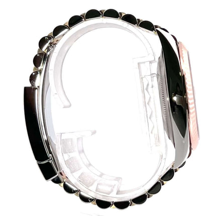 Seitenansicht des Rolex Datejust 41 Edelstahl Everose-Gold 126331 mit Slate Jubile-Band aus Edelstahl und Everose-Gold.