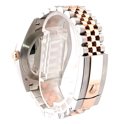 Rückseite Rolex Datejust 41 Edelstahl Everose-Gold 126331 mit Jubile-Armband, Faltschließe und teilweise sichtbarem Automatikuhrwerk