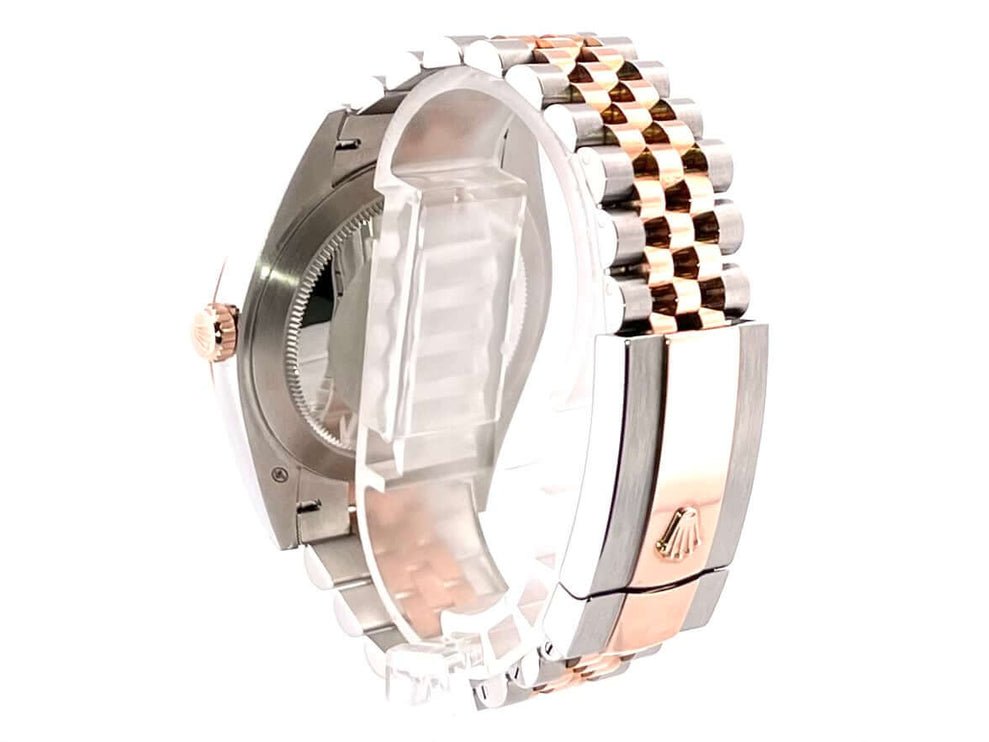 Rückseite Rolex Datejust 41 Edelstahl Everose-Gold 126331 mit Jubile-Armband, Faltschließe und teilweise sichtbarem Automatikuhrwerk