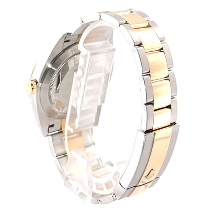 Rückansicht des Rolex Datejust 41 Edelstahl Gelbgold 126333 mit poliertem und satiniertem Oyster Armband aus Edelstahl und 18 kt Gelbgold