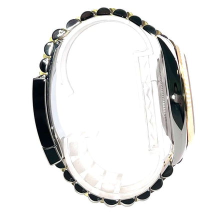 Seitenansicht der Rolex Datejust 41 Edelstahl Gelbgold Ref. 126333 mit schwarzem Zifferblatt und Jubile-Band.