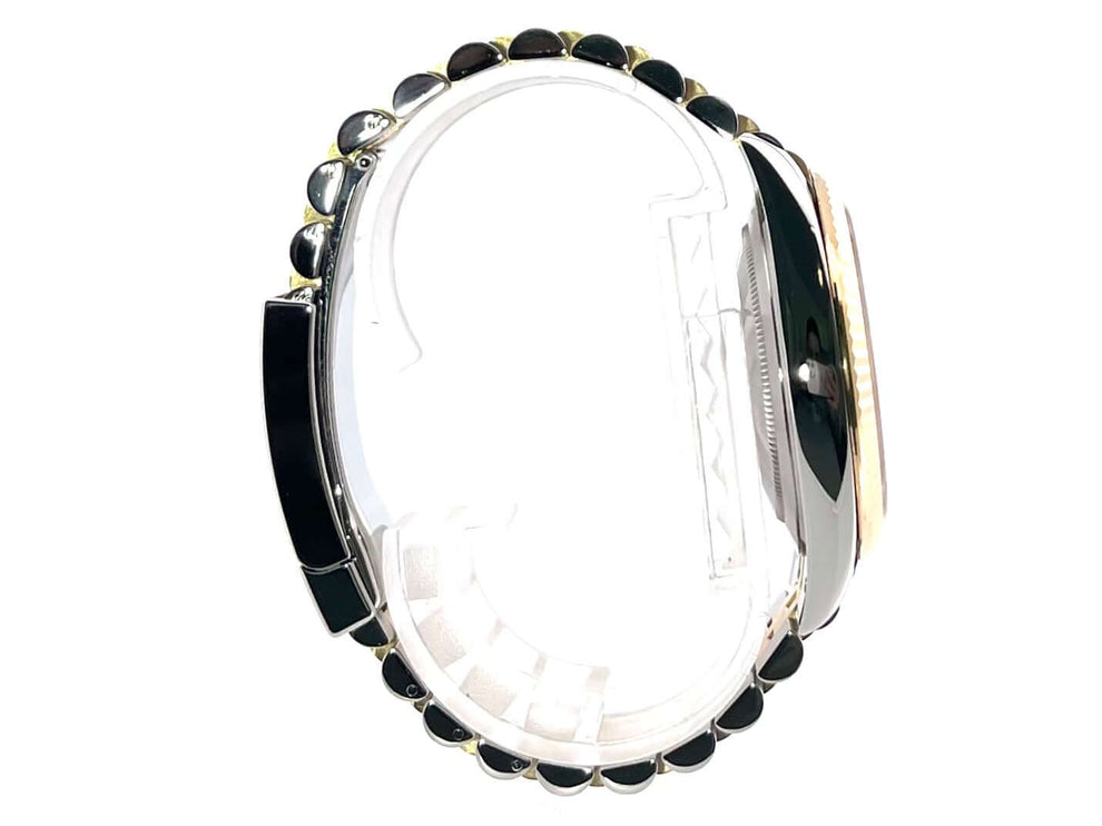 Seitenansicht der Rolex Datejust 41 Edelstahl Gelbgold Ref. 126333 mit schwarzem Zifferblatt und Jubile-Band.