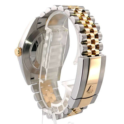 Rückansicht der Rolex Datejust 41 Edelstahl Gelbgold 126333 mit schwarz/goldenem Jubile-Armband und polierter Faltschließe.