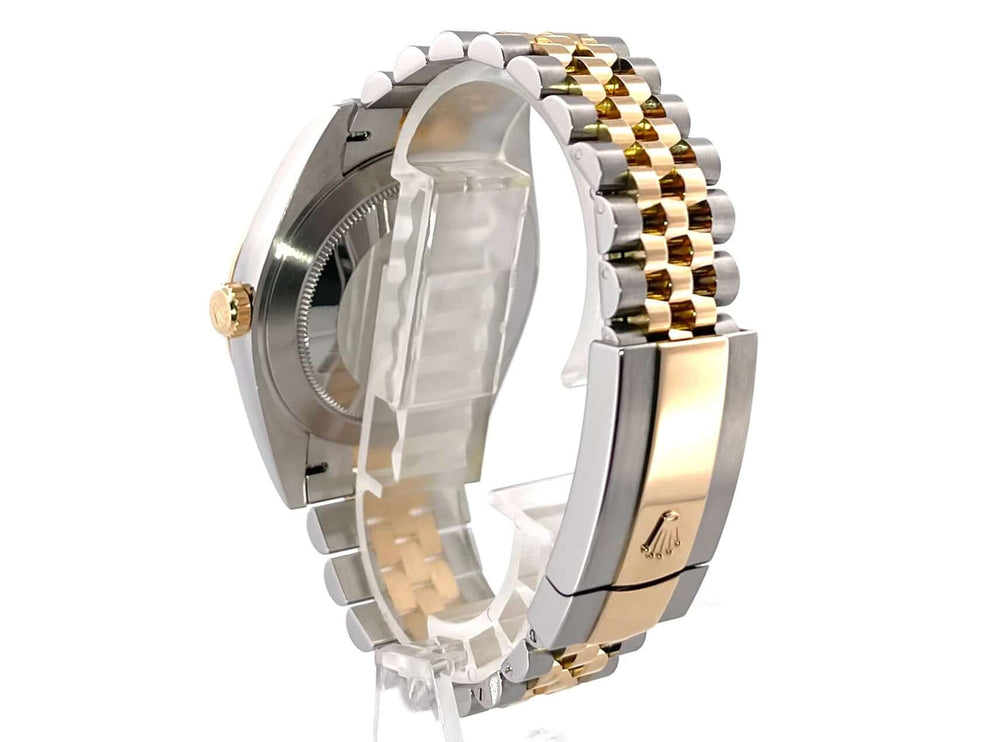 Rückansicht der Rolex Datejust 41 Edelstahl Gelbgold 126333 mit schwarz/goldenem Jubile-Armband und polierter Faltschließe.