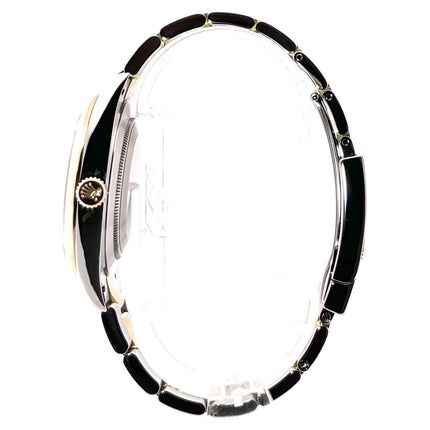 Seitenansicht der Rolex Datejust 41 Edelstahl Gelbgold 126333 Weiß mit Edelstahl- und Gelbgold-Armband.