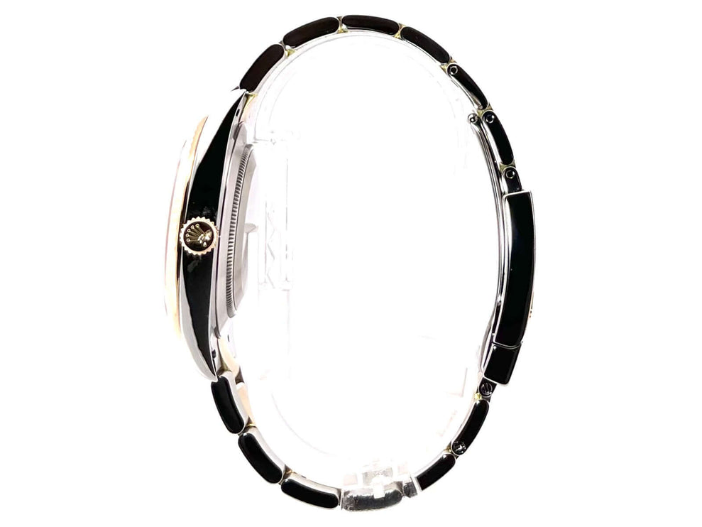 Seitenansicht der Rolex Datejust 41 Edelstahl Gelbgold 126333 Weiß mit Edelstahl- und Gelbgold-Armband.