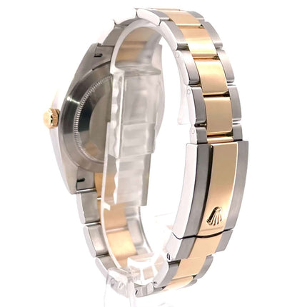 Rückansicht des Rolex Datejust 41 Edelstahl Gelbgold 126333 mit Oyster Armband aus Edelstahl und Gelbgold, Faltschließe sichtbar.