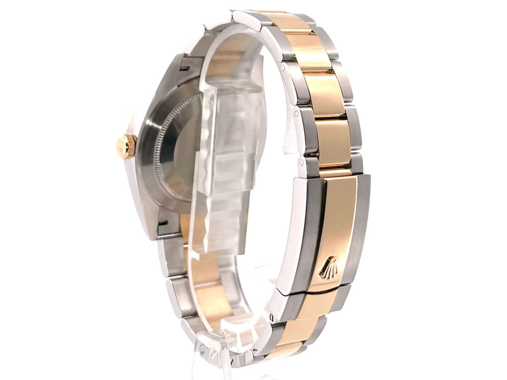 Rückansicht des Rolex Datejust 41 Edelstahl Gelbgold 126333 mit Oyster Armband aus Edelstahl und Gelbgold, Faltschließe sichtbar.