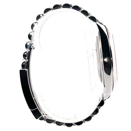 Seitenansicht der Rolex Datejust 41, Edelstahl und Weißgold, Referenz 126334 mit Jubile-Band, blaues Zifferblatt, aus dem Jahr 2020.