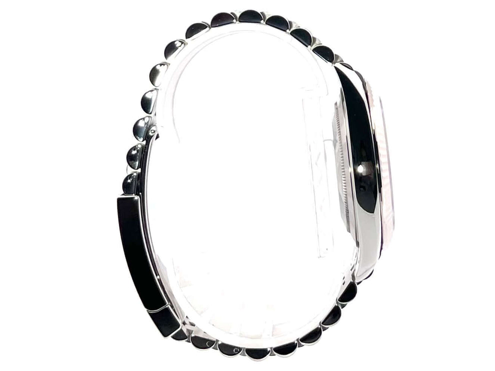 Seitenansicht der Rolex Datejust 41, Edelstahl und Weißgold, Referenz 126334 mit Jubile-Band, blaues Zifferblatt, aus dem Jahr 2020.