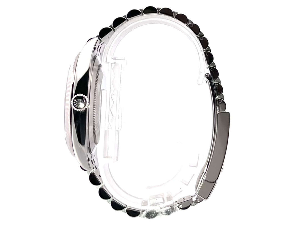 Seitenansicht der Rolex Datejust 41 Edelstahl Weißgold 126334 mit Jubile-Band und geriffelter Lünette aus 18 kt Weißgold.