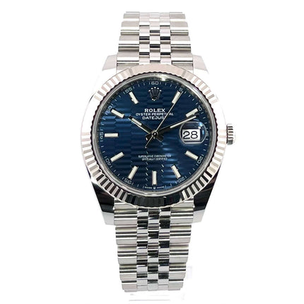 Rolex Datejust 41 Edelstahl Weißgold 126334 mit blauem Riffelmuster-Zifferblatt und Jubile-Armband.