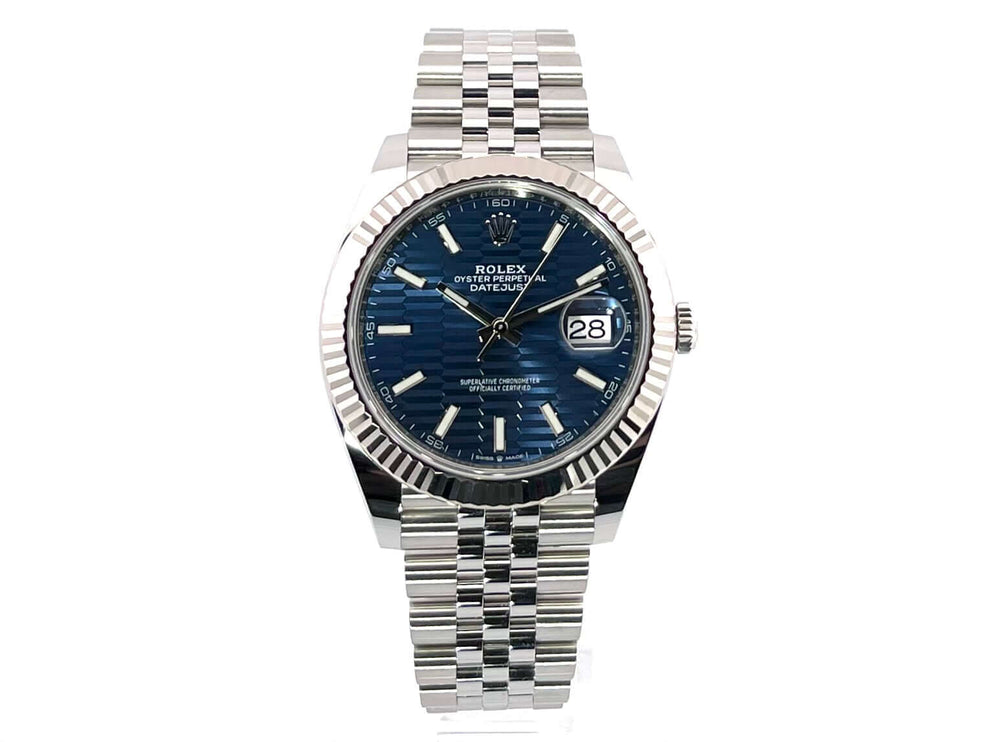 Rolex Datejust 41 Edelstahl Weißgold 126334 mit blauem Riffelmuster-Zifferblatt und Jubile-Armband.