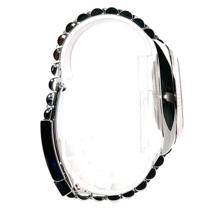 Seitenansicht der Rolex Datejust 41 Edelstahl Weißgold 126334 mit poliertem und satiniertem Edelstahlgehäuse und Jubile-Armband.